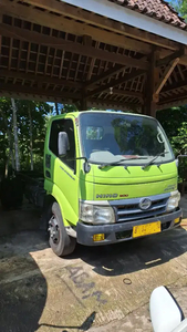 Hino Dutro 2012