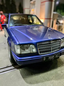 Mercedes-Benz E320 1986