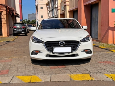 Mazda 3 Skyactiv AT 2018 White Metallic Km low 40rb DP 8jt Siap TT harga tinggi
