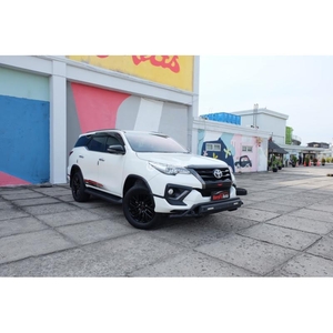 Mobil Toyota Fortuner VRZ Diesel 2.4 TRD Putih 2020 dengan Kick Sensor TDP 28jt - Jakarta Utara