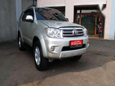 Jual Toyota Fortuner 2.5 G Diesel AT Silver 2010 bagus