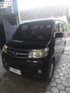 Daihatsu Luxio 2012