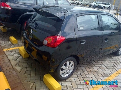 Mitsubishi Mirage Exceed Hitam