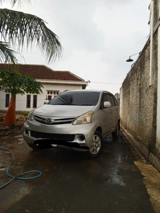 Daihatsu Grand Xenia 2012