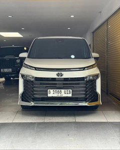 Toyota Voxy 2023