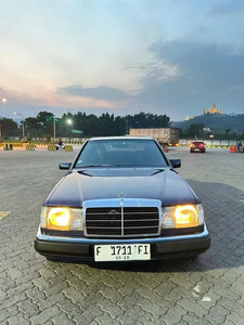 Mercedes-Benz E200 1986