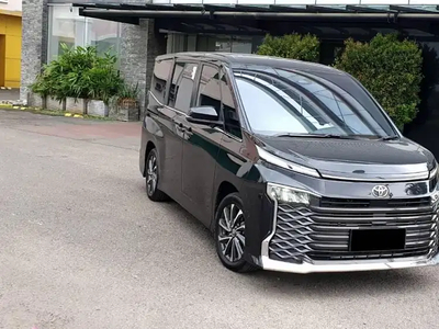 Toyota Voxy 2023