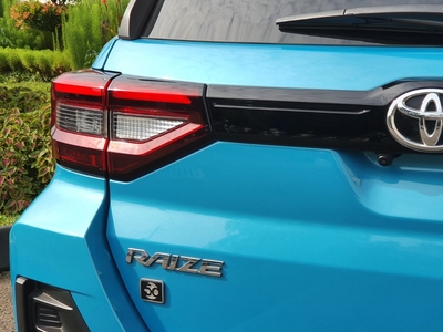 Toyota Raize 1.0T GR Sport CVT TSS (Two Tone) 2021 biru km 12 rban cash kredit proses bisa dibantu