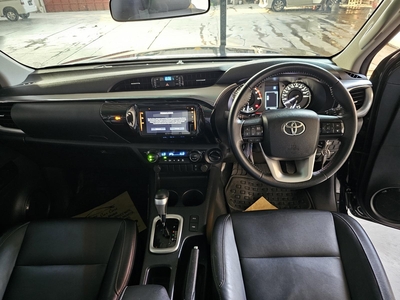 Toyota Hilux V 2.4 Diesel Double Cabin 4x4 AT ( Matic ) 2022 Hitam Km low 16rban AN CV Siap Pakai