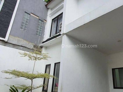 Rumah 2 Lantai Lokasi Strategis di Cipete Selatan, Jakarta Selatan