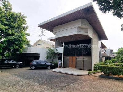 Rumah Klasik di Jalan Utama Cocok Untuk Komersil