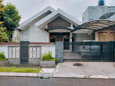 Dijual Rumah Singgasana Bagus Terawat Menarik