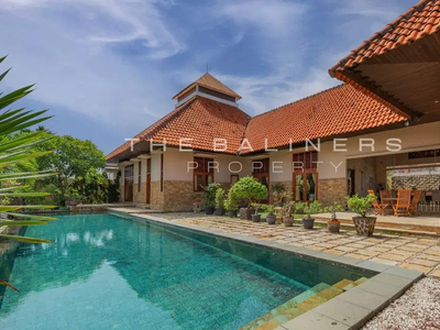 ELEGANT SANUR VILLA: A BLEND OF LUXURY AND COMFORT