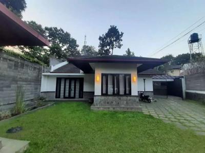 Rumah lux private pool semi furnish di hegarmanah setiabudi