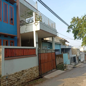 Disewakan atau Dijual Rumah 3 lantai View Kota Bandung