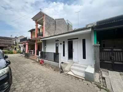 Disewakan tahunan Rumah 2 kamar AC, kulkas, furnitur kasur lemari