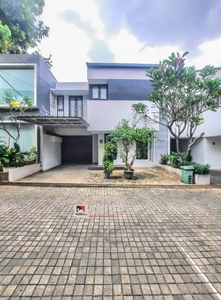 DISEWAKAN TAHUNAN RUMAH 2 LANTAI TOWNHOUSE DI AMPERA KEMANG