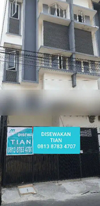 RUMAH 3 LANTAI BENTUK RUKO DI TOMANG SENTRAL. LOKASI BAGUS, AKSES 2 MO