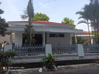 Rumah Besar Halaman Luas, Furnished Kota Solo, dekat Jl Adisucipto
