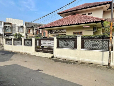 RUMAH KLASIK DI SURYALAYA, BUAH BATU, BANDUNG TENGAH