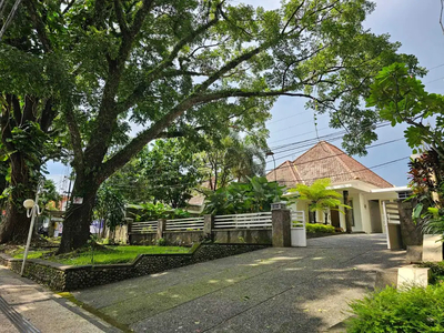 Rumah Klasik Strategis Pinggir Jalan Bandung Klojen Malang