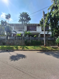 Rumah lama siap huni di lokasi premium pondok indah Jakarta Selatan