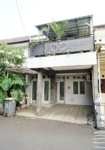 Rumah Siap huni 2 Lt di komplek, dekat tol Jatiwaringin,
Jakarta Timur