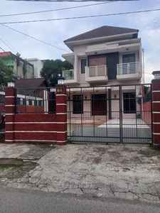 Di jual rumah 2 lantai di jalan utama