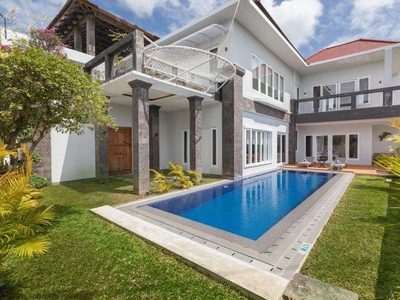 Sewa Villa Harian Modern 5 Kamar Tidur di Jimbaran Bali - BVI39553