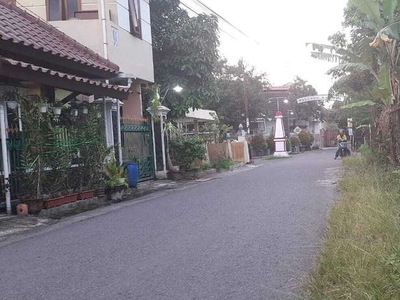 Tanah murah dijogja bonus rumah bangunan tua di gathak Sorowajan Bangu