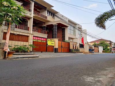 Rumah di Pejaten Barat, Townhouse Eksklusif, Jalan Lebar