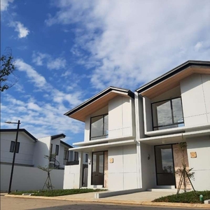 DI SEWAKAN WATEFRONT TRAVERTINE SUDAH FULL GRANIT 3BR