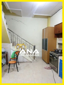 ANA RUMAH 3LT LUAS 4.5X15M HDP SELATAN TERAWAT DI JELAMBAR