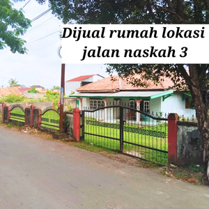 Dijual Rumah Lokasi Strategis Pinggir Jalan Naskah III