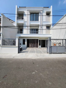 Rumah baru 3 lantai akses 2 mobil di Tebet Jakarta Selatan