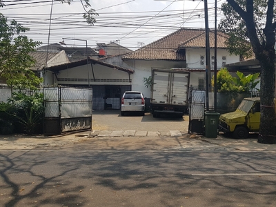 Rumah Besar Bergaya Kolonial Belanda Di Sayap Riau, Bandung