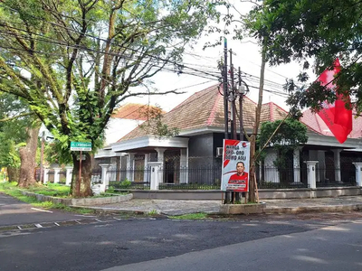 Rumah besar cocok untuk usaha cafe kantor