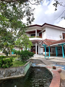 Rumah Halaman Luas dengan Kolam Renang dekat Jalan Raya Tajem