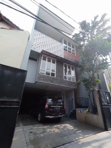 Rumah seperti baru 3 lantai garasi luas di Rawamangun