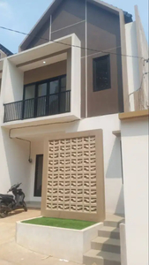 townhouse 2lantai pinggir jalan besar