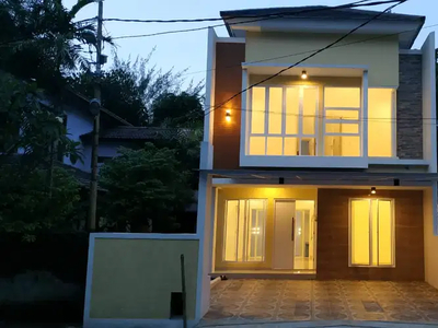 Rumah 2 Lantai Lokasi di Elit Jakarta Timur, Dekat Pintu Tol