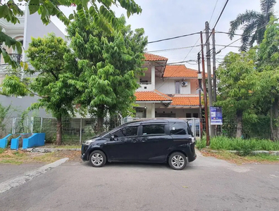 Rumah Dharmahusada Permai, Strategis row 3 mobil