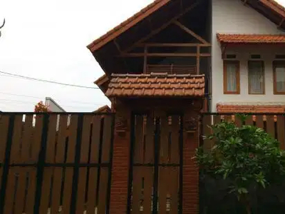 Rumah Villa Yg Homey Banget Di Setiabudi Regency