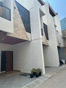 Townhouse Baru 3-lantai dalam Cluster Jatinegara dekat Jalan Pemuda