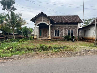 Rumah Strategis 200m2 Tepi Jalan Raya Kerjo Karanganyar