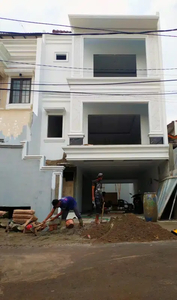 jual rumah baru strategis bebas banjir di Pejaten Jakarta Selatan