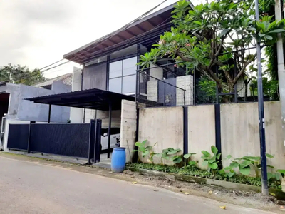 Rumah cantik di Kesehatan Bintaro Jaya Jaksel. ada kolam renang