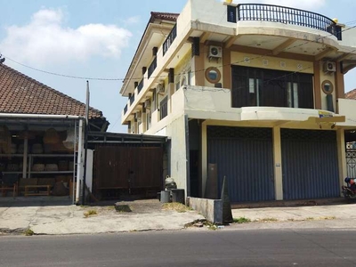 Ruko Disewakan di jalan utama semi furnished, area Badung