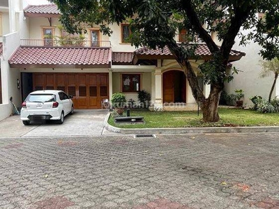 Rumah Cantik dengan Kolam Renang dalam Compound