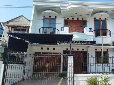 Rumah di Perum pulomas
Jl.pulomas V
Jakarta timur 2 Lantai SHM Sudah Renovasi Selatan